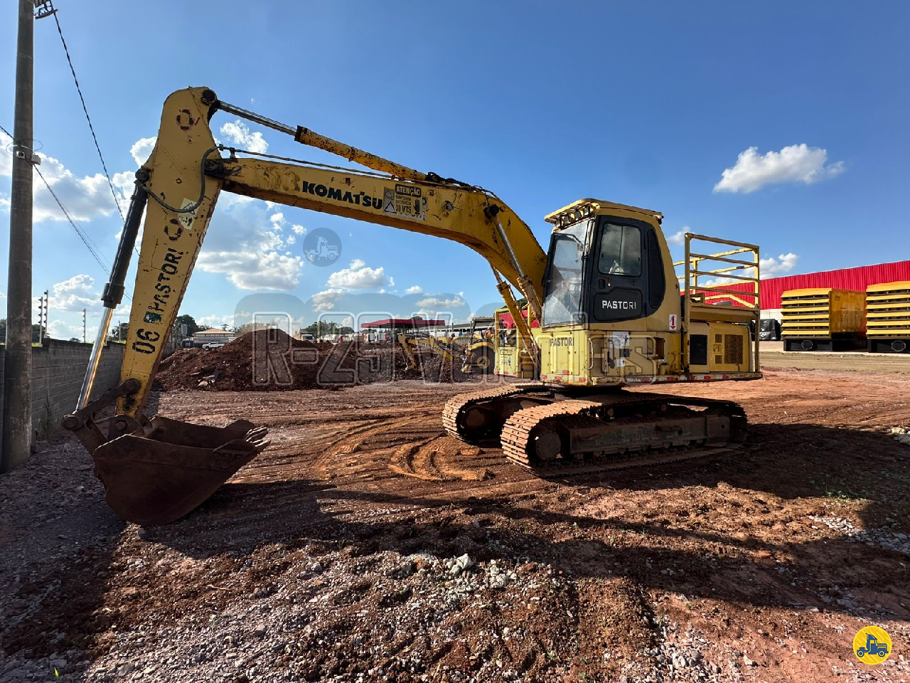 ESCAVADEIRA KOMATSU PC200 R29 Caminhões IRACEMAPOLIS SÃO PAULO SP